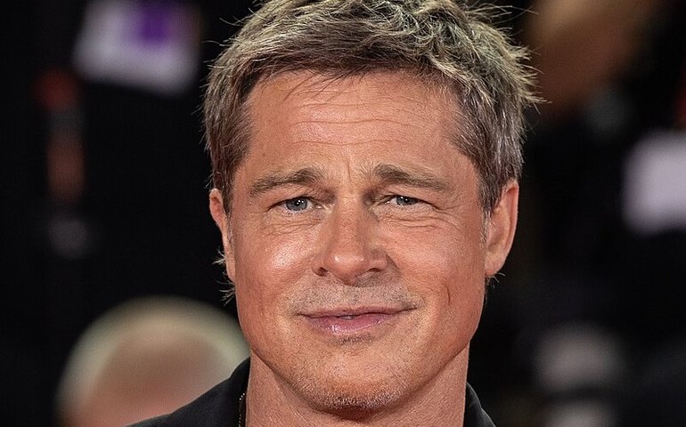 Brad Pitt e namorada curtem fim do verão europeu em castelo que é alvo de batalha judicial com Angelina Jolie