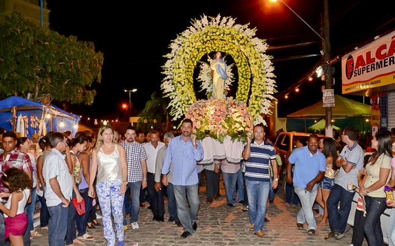 Procissão de Nossa Senhora da Conceição reúne centenas de fiéis em Limoeiro de Anadia