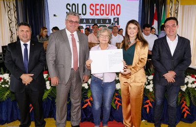 Solo Seguro: 98 famílias de Jundiá recebem escrituras de imóveis