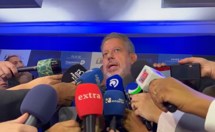 Arthur Lira durante coletiva