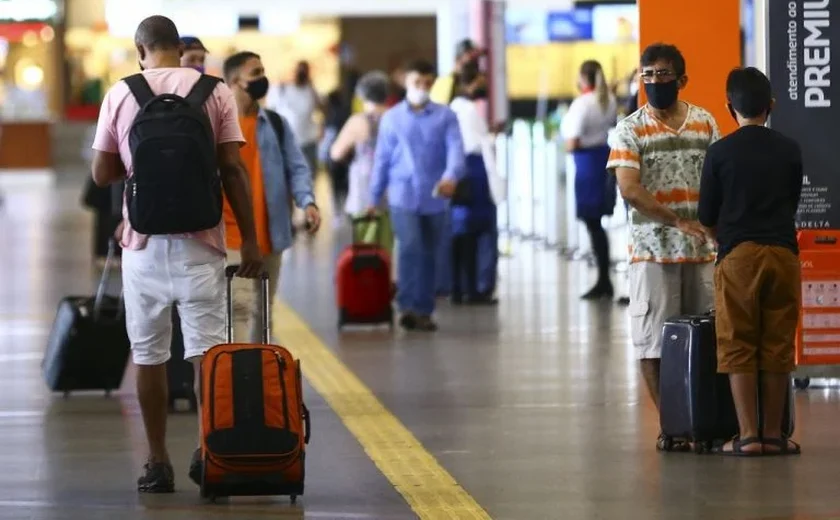 Varíola dos macacos: Anvisa sugere ‘distanciamento e uso de máscara’ em aeroportos