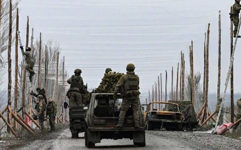 Militares russos instalam corredor de redes antidrone sobre rodovia em área sob risco ucraniano