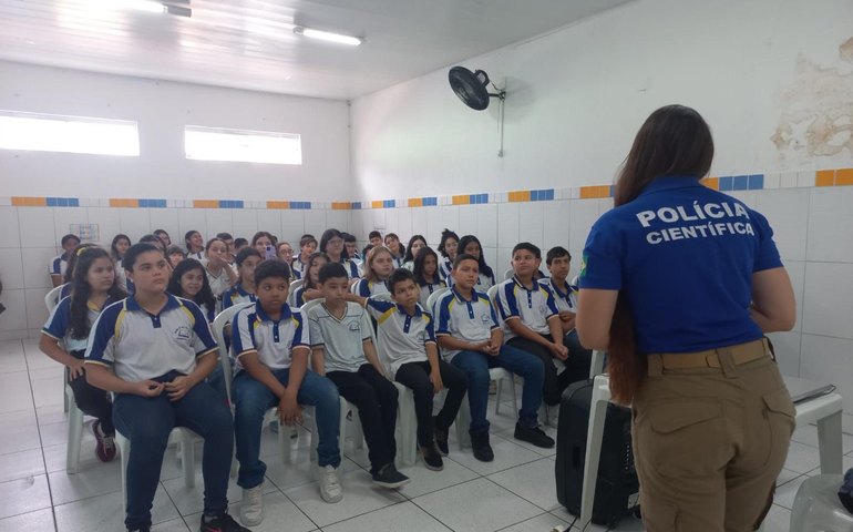 Polícia Científica participa de projeto sobre profissões para inspirar alunos em Arapiraca