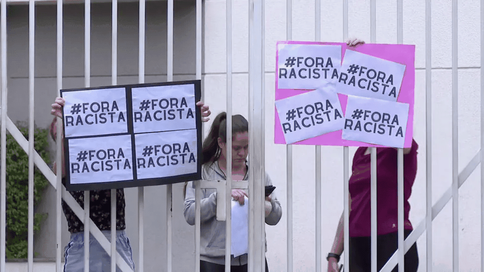 Moradores de prédio em que Eddy Jr. foi vítima de racismo protestam contra agressora