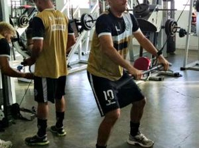 Alvinegros realizam treinos intensos no estádio e na academia