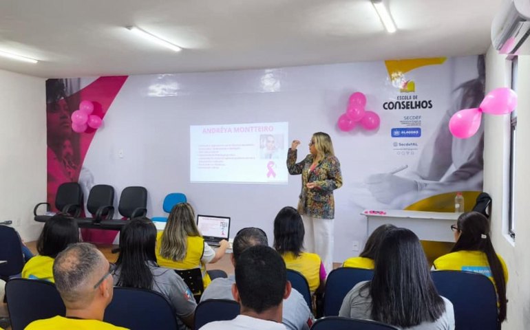 Colaboradores do Ronda no Bairro participam de palestra alusiva ao Outubro Rosa