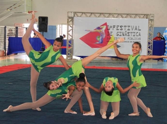 Ginastas da rede pública encantam público com apresentações artísticas