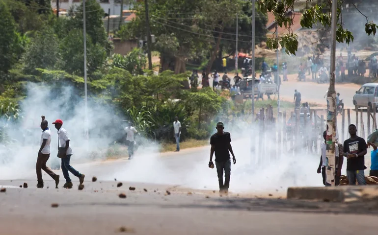 Às vésperas das eleições, as forças de segurança de Uganda são acusadas de usar violência contra a oposição