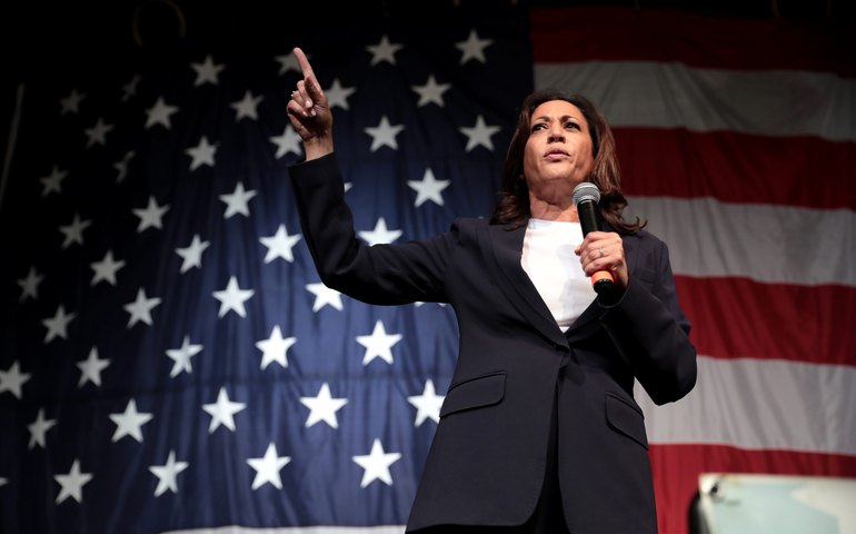 Kamala Harris reforça compromisso do futuro governo em aprovar pacote de alívio