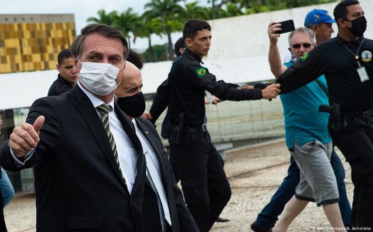Bolsonaro livra agentes públicos de responsabilidade por erros durante pandemia