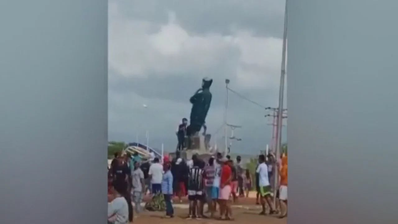 Vídeo: Manifestantes derrubam estátua de Chávez em protesto contra reeleição de Maduro na Venezuela