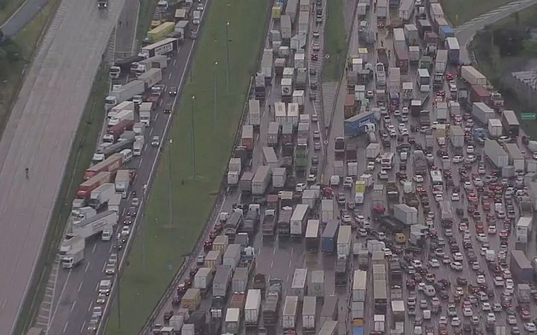 Bolsonaristas ignoram ordem do STF e bloqueios continuam em rodovias de SP