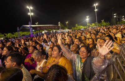 Show gratuito com Deive Leonardo leva multidão ao Jaraguá e emociona Maceió