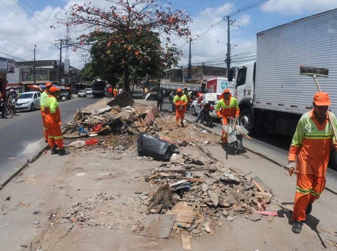 Marcelo Palmeira vistoria serviços na Avenida Benedito Bentes