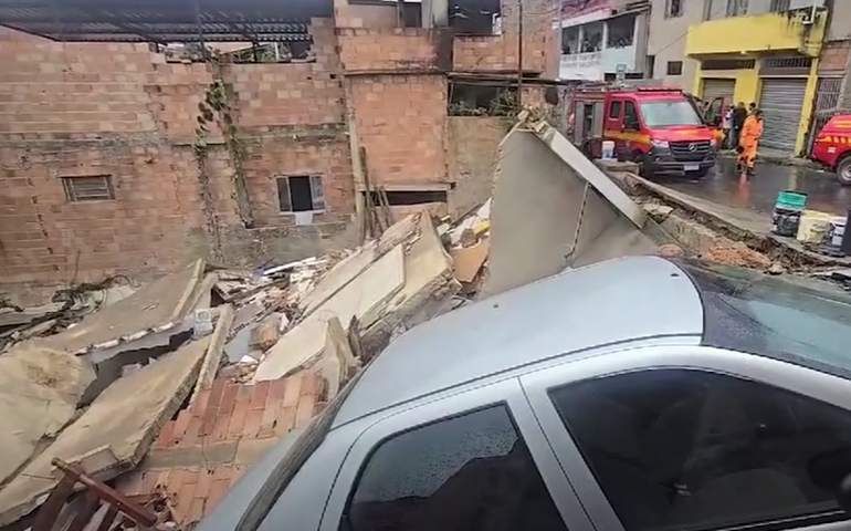 Casa de dois andares desaba em BH e deixa uma jovem soterrada