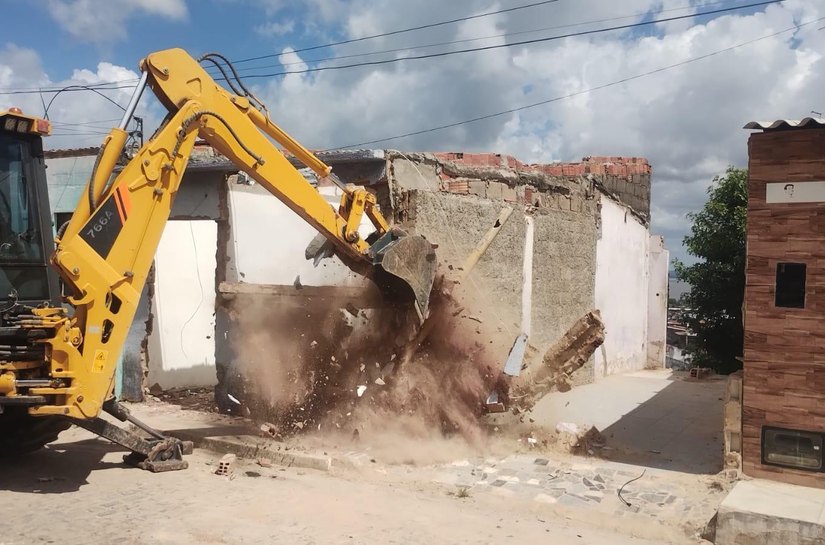 Sete imóveis com risco de colapso foram demolidos no bairro do Farol