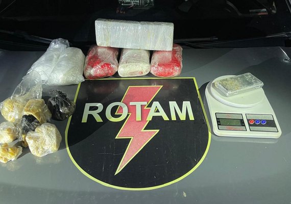 Polícia apreende quatro quilos de drogas e liberta mulher em cárcere privado em Maceió