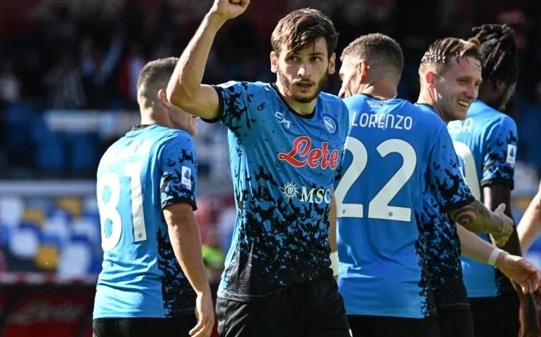 Napoli bate Atalanta pelo Italiano e mira vaga às quartas da Liga dos Campeões