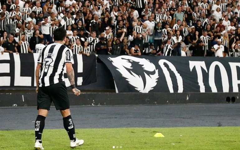 Botafogo leva susto, mas supera Estudiantes-ARG e depende só de si para avançar na Libertadores