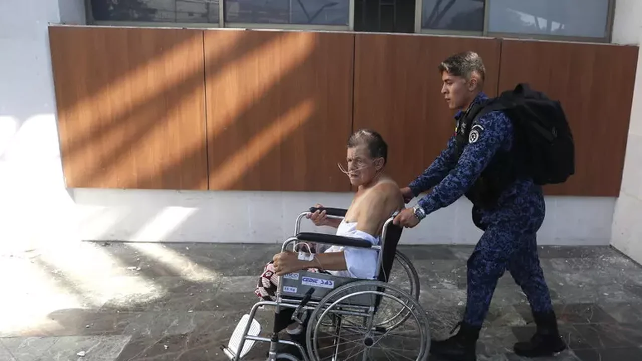 Socorristas resgatam 7 pessoas vivas em hospital em Cali