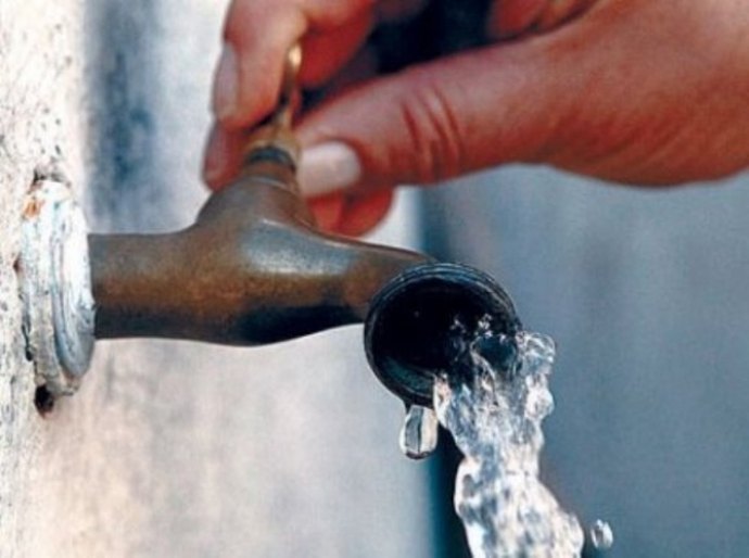 Casal tenta normalizar abastecimento de municípios da Bacia Leiteira