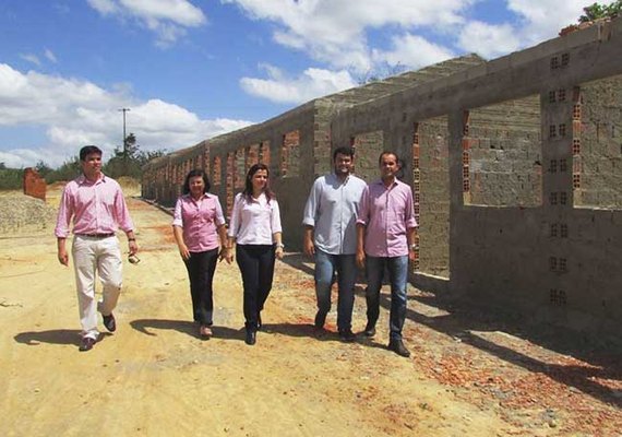 Secretária Estadual de Infraestrutura visita obras de casas em Mar Vermelho