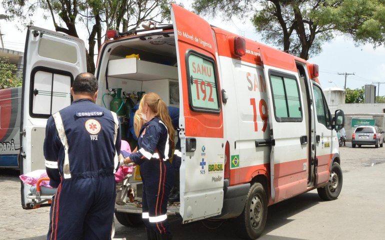 Samu atende vítima de colisão entre moto e bugre, em Japaratinga