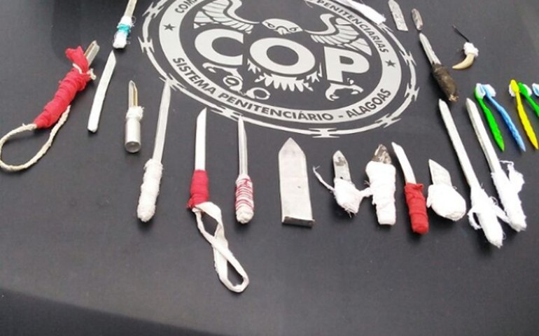 Agentes penitenciários fazem varredura na Penitenciária de Segurança Máxima