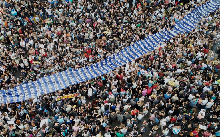 Argentina vai às ruas para dizer 'nunca mais' 49 anos depois da última ditadura