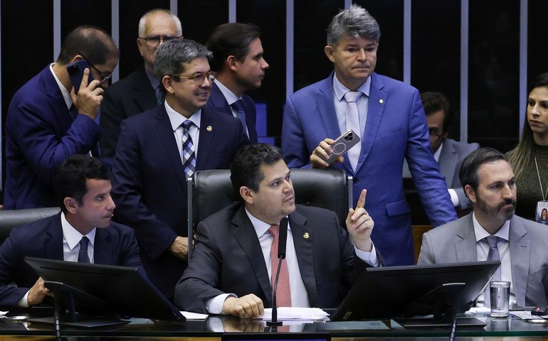 Congresso aprova crédito extra de R$ 42 bilhões para Previdência e Bolsa Família
