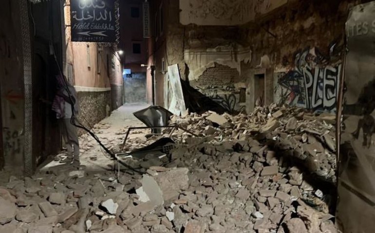 Terremoto no Marrocos: corpos são enfileirados na rua, e parentes tentam reconhecer vítimas