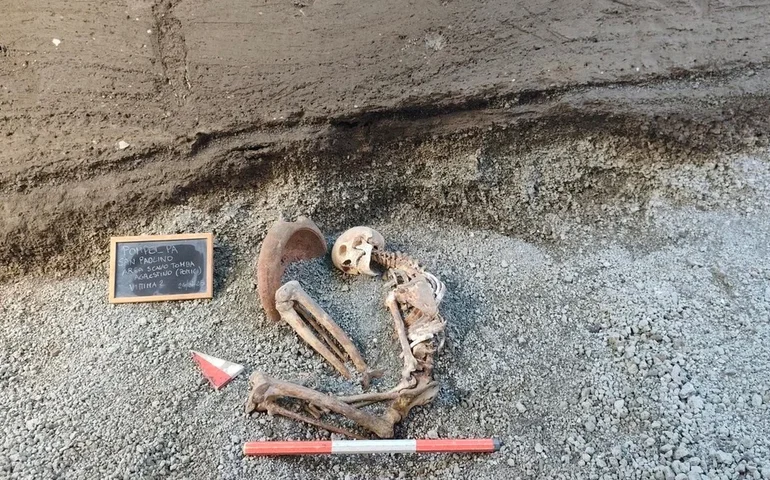 Arqueólogos em Pompeia usam inteligência artificial para reconstruir o rosto de um homem morto na erupção do vulcão.