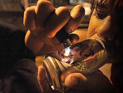 Na falta de cachimbo, usuários de crack fazem adaptações em latas para fumar a pedra