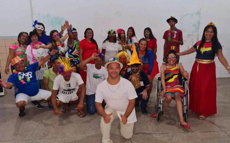 Estudantes do ensino de jovens, adultos e idosos constroem paródias carnavalescas com temas sociais