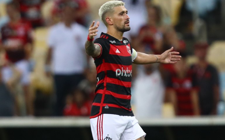 Arrascaeta opera o joelho direito e só retorna ao Flamengo em janeiro de 2025