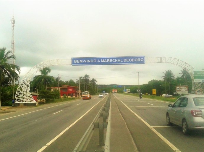 Prefeitura de Marechal instala novos pórticos de sinalização