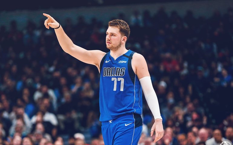 Luka Doncic tem atuação histórica em vitória do Dallas Mavericks na rodada da NBA