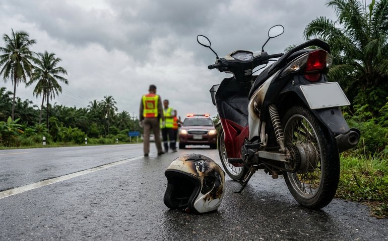 Raio atinge capacete de motociclista em rodovia na Tailândia