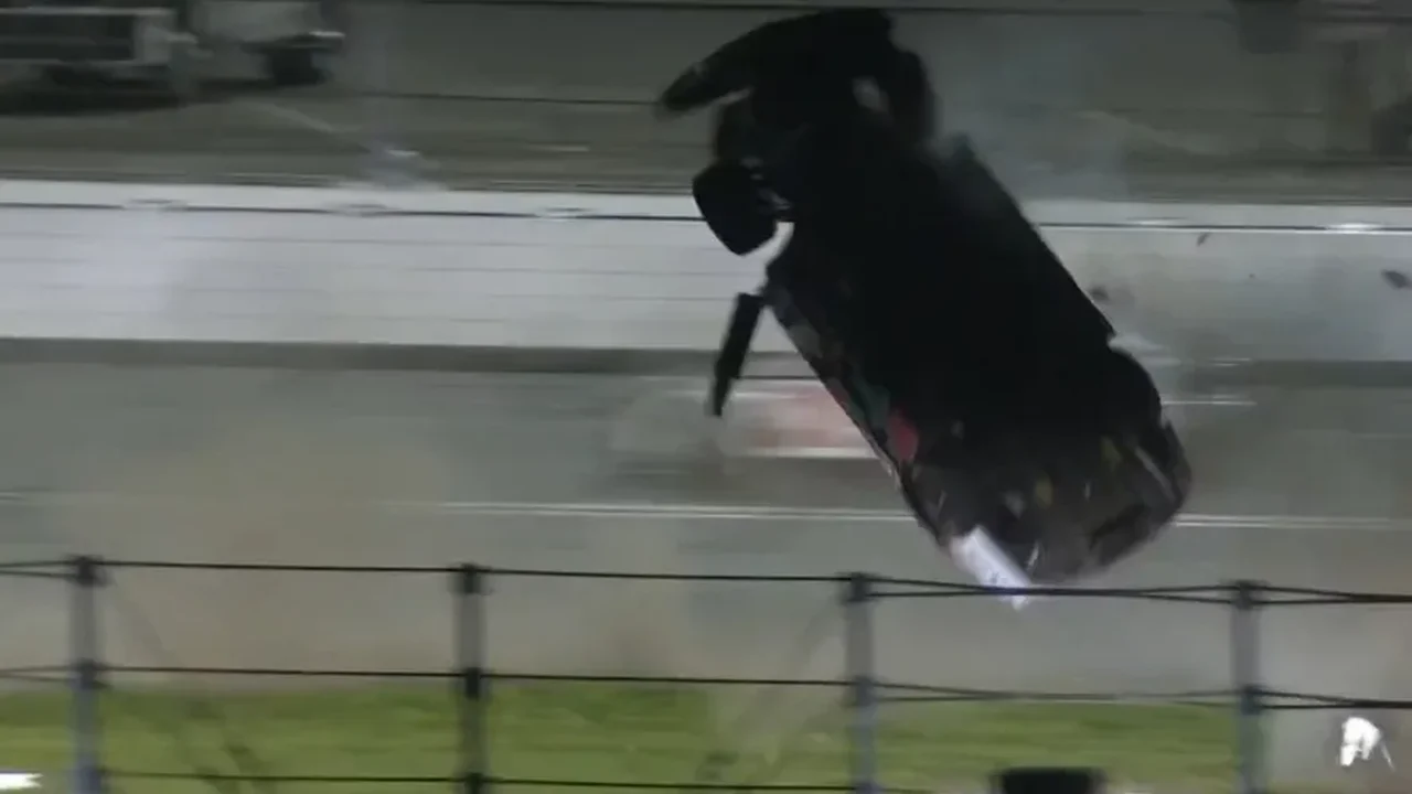 Piloto capota 10 vezes, e carro fica destruído em corrida nos EUA; vídeo