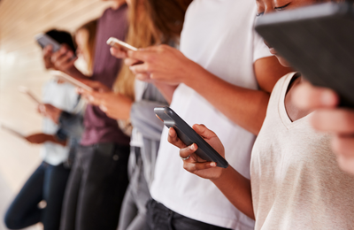 Redes sociais, celulares e IA: aliados ou desafios para o desenvolvimento dos jovens?