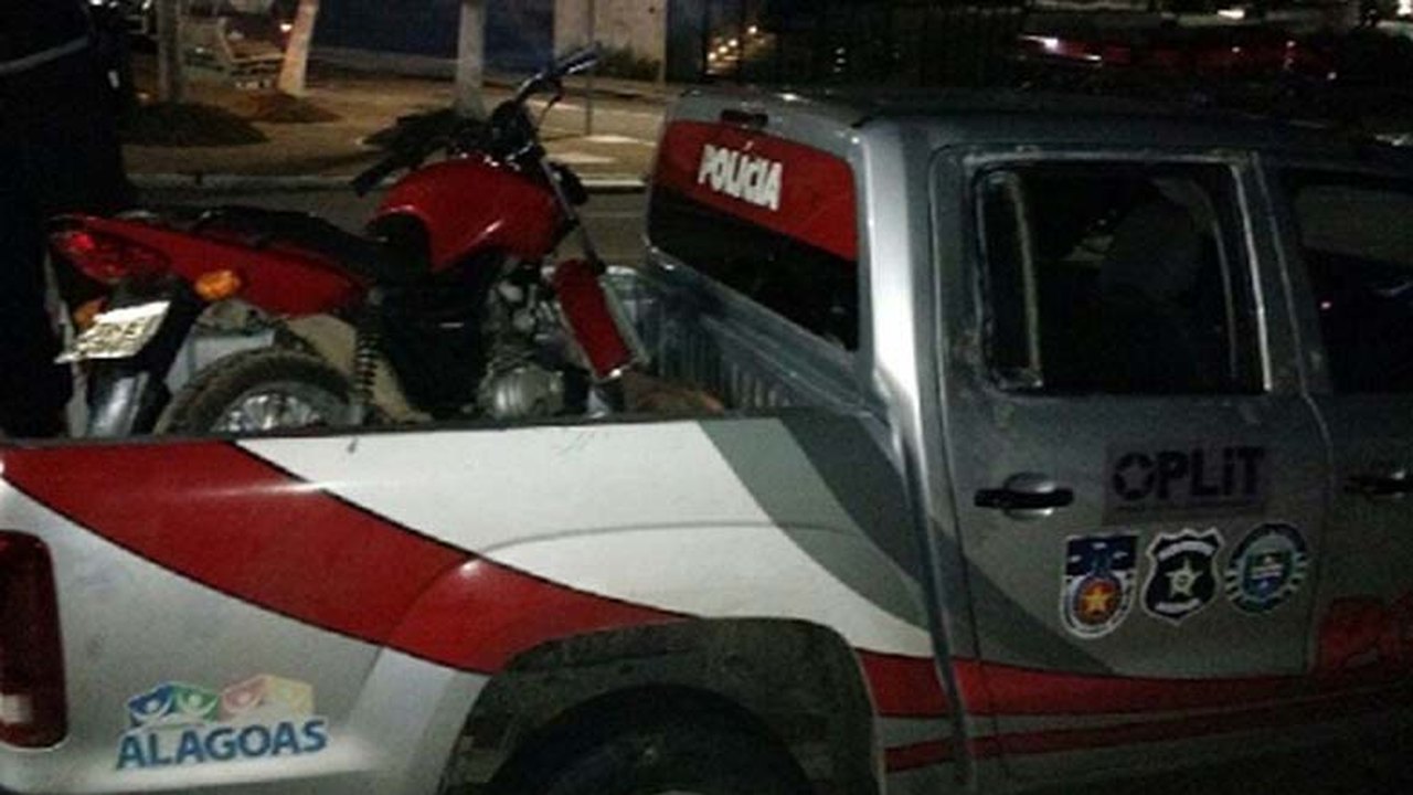 Policiais recuperam em Maceió moto roubada no Agreste