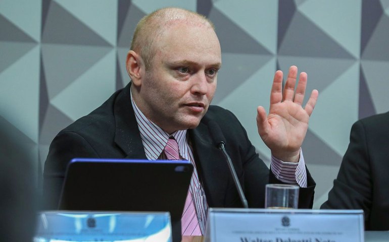 Hacker diz que Bolsonaro pediu para invadir urnas e assumir grampo ilegal