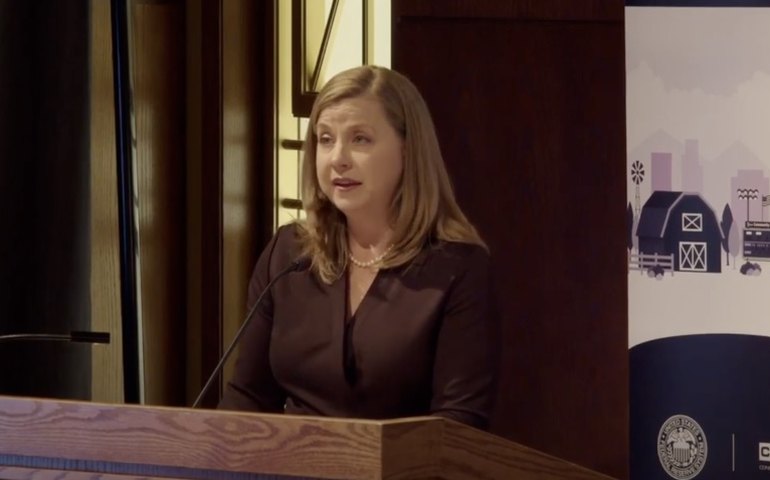 Diretora do Fed diz que deve ser 'apropriado' subir mais juros e mantê-los em nível restritivo