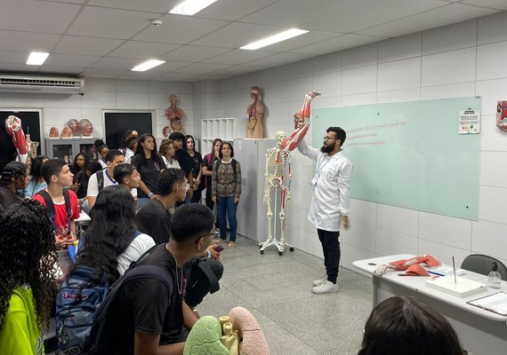 Estudantes participam de Feira das Profissões para facilitar a escolha do curso superior