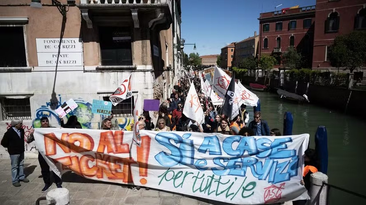 Moradores de Veneza protestam contra cobrança de taxa para visitantes: 'Parque de diversões'