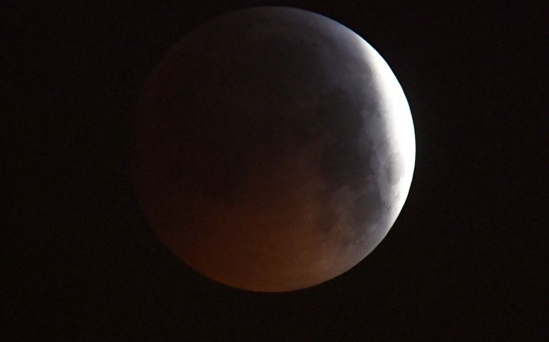 Primeira superlua de 2024 surge no céu nesta segunda-feira, 19
