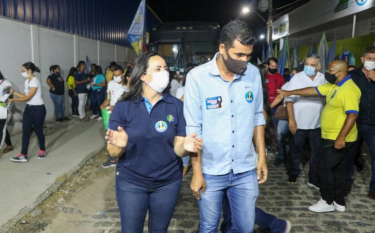 Caminhada no Jardim Tropical aquece ainda mais campanha de Fabiana