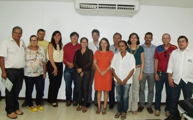 Entidades discutem desenvolvimento do setor da química e do plástico