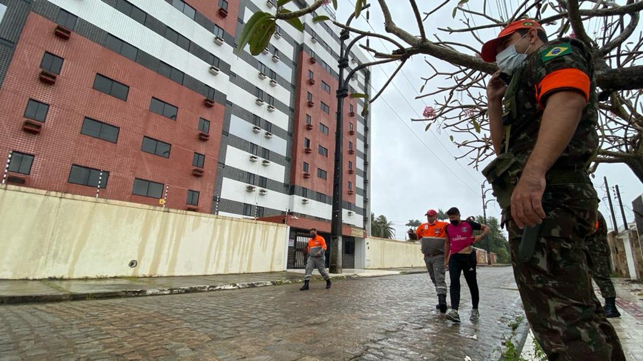 Treinamento simula evacuação de área e resgate em deslizamento de terra
