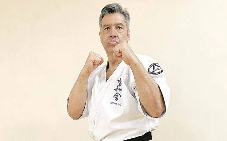 Mestre brasileiro do caratê faz fama no Kuwait